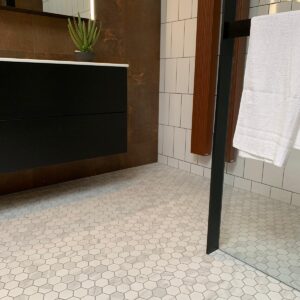 The Mosaic factory Barcelona -  Wit mat in licht betreedbare ruimte op de vloer